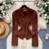 Camisa ajustada de manga larga con cuello en V rojo, estilo lujo ligero para mujer, un top sofisticado y estilizado para el trabajo, otoño 2026