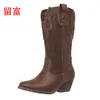 2026 Botas de Piel para Mujer al por Mayor en Stock, Nuevo Estilo Retro Europeo y Americano Otoño/Invierno, Tacón Grueso, Botas de Piel para Mujer Talla Grande
