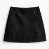 Foto real da saia mini justa de lã composta twill estilo americano para o outono de 2026, com detalhes picantes, anti-exposição e modelagem A-line que emagrece