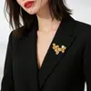 Broche de Folha Tridimensional Vazado de Luxo Leve e de Alta Qualidade Feito de Liga de Cobre com Galvanoplastia de Ouro Real e Pérolas de Água Doce, Alfinete Exquisito para Roupas