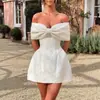 Vestido Curto Elegante de Festa Europeu e Americano Cor Sólida Texturizado com Laço em um Ombro Costas Abertas Estilo Ins