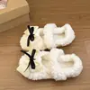 Novos estilos de outono e inverno de pantufas fofas e estilosas com sola grossa para mulheres, adequadas para uso externo, coleção 2026, com design de laço e alto apelo estético