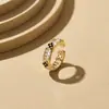 Anel moderno e popular de zircônia requintado e ultrabrilhante para mulheres, luxo leve com um toque de alta qualidade, anel aberto ajustável, banhado a ouro real