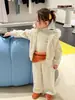 Roupas infantis em formato de pera, jaqueta moletom com capuz para meninas, inverno, estilosa, outono e inverno, conjunto com atmosfera, blusa infantil, roupas de bebê