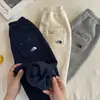 Calça de Moletom Infantil Forrada com Fleece 2026 Novo Estilo para Meninos e Meninas, Calça Esportiva Infantil com Bolsos, Calça Jogger Estilosa com Letras