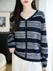 Nueva Colección Otoño/Invierno 2026: Cárdigan de punto fino con cuello en V, de manga larga, con bloques de color a rayas y diseño calado, top/chaqueta