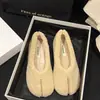 Zapatos de pelo mullidos de suela plana para mujer, calzado de invierno para exteriores, nuevo estilo 2026, mocasines de pelo blanco cálido, zapatos de algodón sin cordones