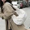 Bolso bandolera nuevo con lazo de flores pequeñas transfronterizo con diseño plisado, un bolso de hombro elegante para estudiantes universitarias.