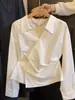 Camisa branca irregular estilo coreano, nova para o outono de 2026, camisa feminina de manga longa com design plissado, top modelador 13722