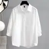 Nova Camisa Casual Listrada Vermelha e Branca de Manga Três Quartos para o Verão de 2026, Emagrecedora e Versátil, Estilo Europeu e Americano, Corte Solto para Exportação