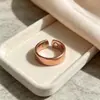 Anel aberto simples e liso com galvanoplastia multicolorida, anel ajustável em forma de C, acessório personalizado e versátil para homens e mulheres
