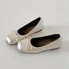 Sapatos de salto baixo escondido de fundo plano de alta qualidade para mulheres, novo estilo verão 2026, estilo retrô francês, combinam com saias, sapatos Mary Jane