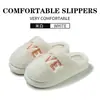Venta al por mayor de pantuflas de algodón de invierno para mujer, nuevo estilo 2026, antideslizantes, cálidas, de color liso, para uso en interiores en casa, con suela gruesa, forradas de felpa y esponjosas