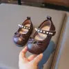 Zapatos de piel para niña para primavera y otoño, nuevo estilo con lazo de perlas, zapatos de princesa para niños, zapatos de vestir sencillos para niñas pequeñas, zapatos para caminar para bebés