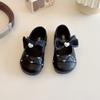Sapatos de Couro com Coração da Moda para Bebê Menina Primavera e Outono 2025 Novos Sapatos Planos Versáteis com Solado Macio para Bebês e Crianças Pequenas