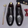 Sapatos Sociais de Couro de Vaca Transfronteiriços Sapatos Sociais de Couro Masculinos Brogue Fashion com Couro Esculpido Sapatos Sociais Oxford Tendência Estilo Britânico