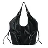 Bolso de motocicleta retro americano estilo commuter con remaches, nuevo 2026, un diseño de nicho con una estética dulce y picante, un bolso de hombro o axila para mujer
