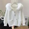 Suéter de tricô listrado em color-block com mangas compridas para mulheres, estilo intelectual, adequado para primavera, outono e inverno, apresentando um design retrô com botões de chifre, um corte relaxado e pode ser usado como cardigã ou peça externa.