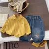 Conjunto de primavera e outono estilo coreano para meninos e meninas, apresentando um fofo conjunto de colete de tricô com desenho animado, um conjunto de três peças estiloso e casual para bebês