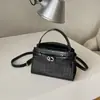 Bolso pequeño de mano para mujer con estampado de cocodrilo, nuevo modelo 2026, simple y elegante, bolso pequeño cuadrado, bolso cruzado de moda para verano