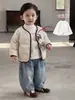 Conjunto de inverno estilo coreano para meninos: um conjunto de três peças incluindo uma jaqueta com 90% de enchimento de plumas, calça jeans estilosa e uma camiseta lisa
