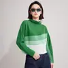 Colección de otoño de Miyake: Camisa básica de mujer a rayas con bloques de color, con cuello con volantes, mangas murciélago, corte holgado, longitud corta y diseño texturizado de manga larga