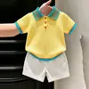 Ropa infantil coreana 2026 verano nuevo amarillo texturizado tejido de punto manga corta dopamina cuello camisero polo y shorts