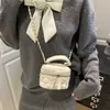 Bolso de Mano Cuadrado Pequeño de Lujo Ligero Estilo Francés al por Mayor para Mujer, Bolso de Hombro Nuevo Otoño 2025 con Cadena a Cuadros, Bolso Cruzado para Viajes