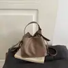 Otoño/Invierno 2026 Nuevo Bolso Cubo Simple de Lujo Ligero Chic de Moda Versátil Textura de Alta Calidad de un Solo Hombro Cruzado de Mano