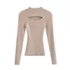 Camiseta básica de cuello medio alto negra para mujer, nuevo estilo otoño 2026, suéter de punto interior sexy y elegante con diseño hueco de alta gama