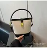 Bolso Cubo Simple Estilo Coreano para Viaje Cruzado Bolso de Mano Pequeño Versátil Elegante de Gama Alta Modelo Nuevo Verano 2026