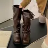 Elegantes botas altas de tacón grueso estilo británico para mujer, nuevo modelo de otoño 2026, combinadas con faldas para crear un efecto adelgazante