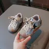 Tenis infantiles con puntera de concha, nuevos zapatos sencillos de estilo coreano para niñas otoño 2026, zapatos para niños pequeños de suela blanda, zapatos casuales con estampado de estrellas, modernos