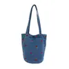 Bolsa Saco Bordada com Cerejas em Jeans de Nicho para Mulheres 2026 Nova Bolsa de Ombro de Grande Capacidade para Trabalho e Deslocamento Bolsa Tote