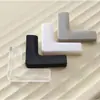 Protetores de canto em forma de L multicoloridos, disponíveis em preto, branco e transparente, com três opções de cores; eles se enrolam em bordas afiadas e de ângulos retos, proporcionando acolchoamento e absorção de choque