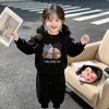Conjunto de dos piezas de gato de dibujos animados estilo coreano para niños pequeños, con sudadera con forro polar y pantalones de cintura elástica hasta el tobillo, disponible en varios colores, proporcionando calidez para otoño e invierno