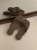 Primer Encuentro con las Chanclas de Tira Fina Planas, Estilo Sencillo, para Mujer, Adecuadas para Usar al Aire Libre, Nuevo Modelo Verano 2026, Versátiles para la Playa