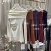 Top de punto de manga larga irregular con pliegues, hombros descubiertos, diseño único, estilo coreano, nuevo para el otoño de 2026
