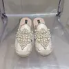 2026 Verão Slip-on Mules Homem Preguiçoso Estilo Fragrância Pequena Sapatos Individuais Pérola Strass Bico Fechado Meio Chinelos Femininos