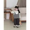 Chaleco de punto estilo coreano para niñas, conjunto de punto nuevo para primavera y otoño, conjunto de tres piezas: camisa floral para niños, chaleco suéter