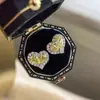 Brincos de Moda Elegantes com Zircônia em Forma de Coração e Agulha de Prata, Brincos de Botão Exquisitos de Temperamento de Luxo Leve, Brincos Versáteis de Nicho de Alta Qualidade para Mulheres