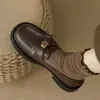 Mocassins de couro macio com camélia para mulheres, novo modelo verão e outono 2026, sapatos slip-on estilo retrô de sola grossa na cor marrom