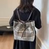 Bolso de Lana a Cuadros de Gran Capacidad para Mujer 2025 Otoño e Invierno Nuevo Bolso de Hombro Textura Retro Bolso de Hombro Tipo Cubo para Viajes