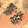 Accesorios de joyería de colgantes hechos a mano al por mayor 48 * 35MM aleación unicornio caballo galopante colgante de collar joyería