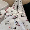 Pijama de Terciopelo para Mujer con Dibujo de Niña Linda Shin-Chan, Nuevo Conjunto Casual de Ropa de Casa para Primavera y Otoño que se Puede Usar Afuera