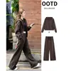 Conjunto de roupas esportivas marrom e cor de café para mulheres, incluindo um moletom e calça, perfeito para o outono, criando um visual elegante e que afina a silhueta com um toque casual inspirado na Coreia.
