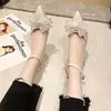 Sandalias de Verano 2026 Nuevo Estilo Coreano de Una Tira Huecas Tacones Altos Elegantes Planas con Lazo de Pedrería