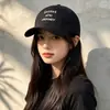 Gorra de Béisbol con Bordado de Letras de Moda Estilo Coreano 2026 Versátil para Viajes al Aire Libre Sombrero de Protección Solar Moda para Mujer