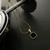 Collar de amor hueco de acero de titanio resistente a la decoloración para mujer, colgante de amor con diseño de nicho de lujo ligero, cadena de clavícula de temperamento versátil