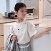 Camiseta de Algodão com Toque Suave de Manga Curta para Meninas Verão 2025 Nova Gola Redonda Pulôver Top Coração Meia-Manga Moda Infantil